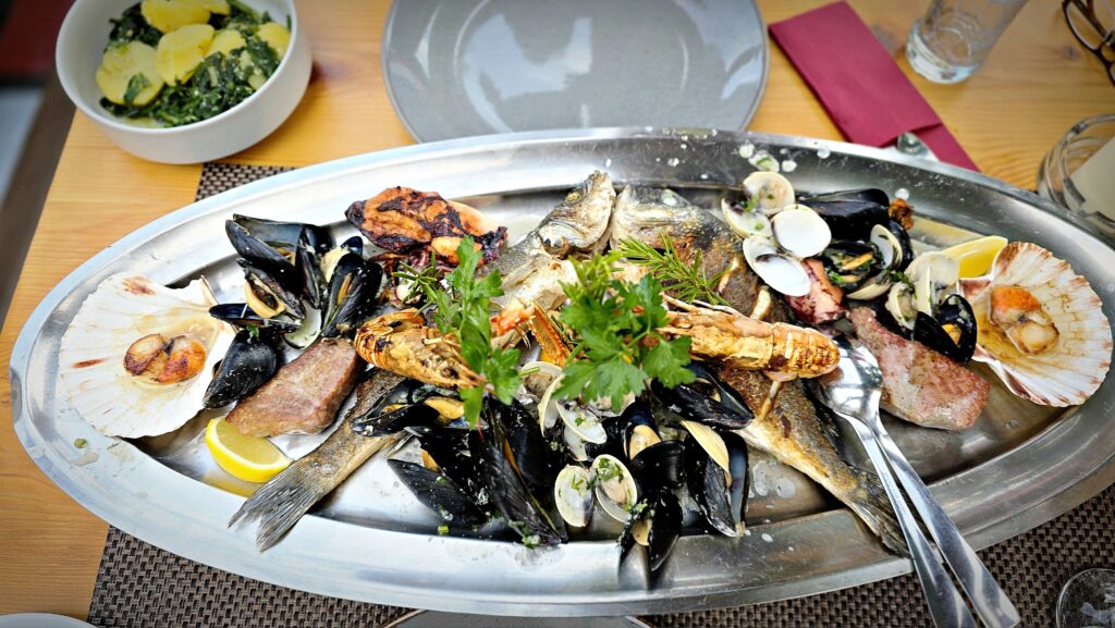 fischplatte mit Meeresfrüchten für 2 personen